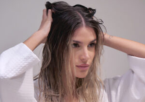 12-reparar-o-cortar-tu-cabello-mujer-con-producto-capilar