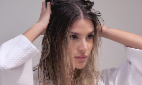 12-reparar-o-cortar-tu-cabello-mujer-con-producto-capilar